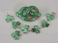 Lot 11 - A malachite set overhand knot brooch