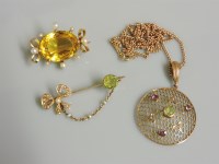 Lot 18 - A gold honeycomb circular pendant