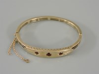 Lot 15 - A gold hinged bangle