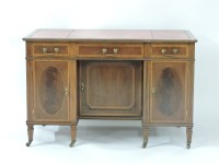 Lot 524 - An Edwardian strung and crossbanded mahogany kneehole desk