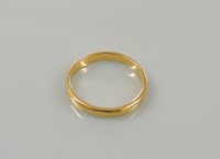 Lot 36 - A 22ct gold faceted 'D' shaped wedding ring