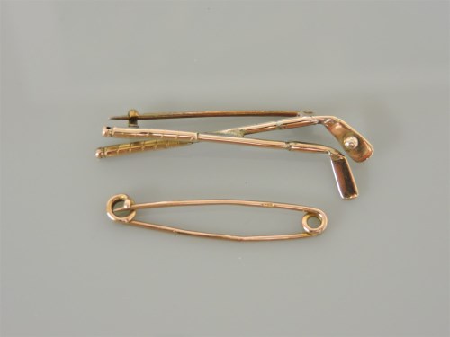 Lot 52 - A 9ct gold golf clubs tie pin or bar brooch