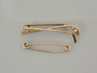 Lot 52A - A 9ct gold golf clubs tie pin or bar brooch