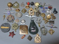 Lot 98 - A collection of military badges and buttons