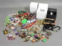 Lot 81A - A quantity of costume jewellery