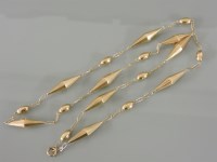 Lot 12 - A 9ct gold textured oval and lozenge bead chain