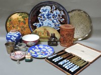 Lot 235 - Japanese and Chinese porcelain plates and bowls