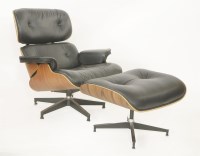 Lot 591 - A lounger and ottoman