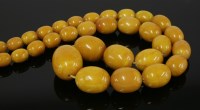 Lot 285 - A single row graduated amber necklace