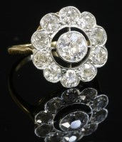 Lot 399 - An Art Deco diamond set daisy cluster ring