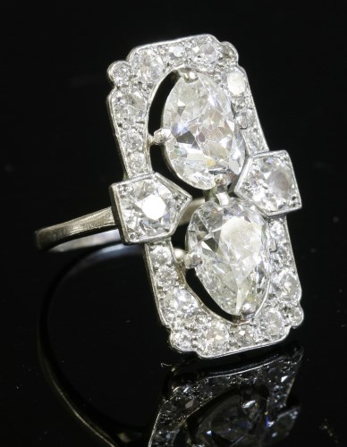 Lot 410 - An Art Deco diamond set plaque ring
