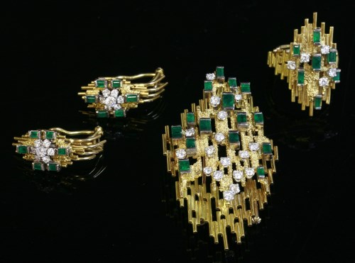 Lot 485 - An emerald and diamond brooch/pendant