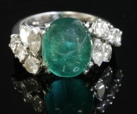 Lot 552 - An emerald and diamond ring