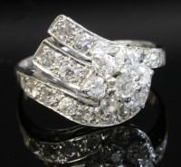 Lot 462 - An Art Deco diamond set spray ring