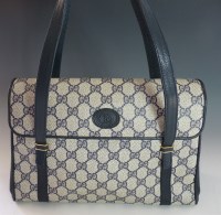 Lot 427 - A vintage Gucci shoulder handbag