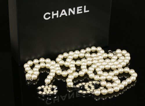 Lot 151 - A Chanel pearl belt