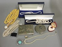 Lot 25 - A single row uniform cultured pearl necklace