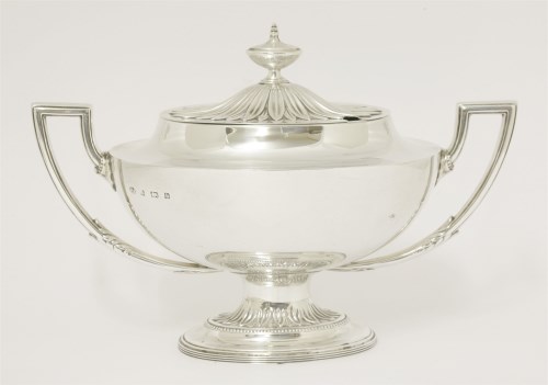 Lot 72 - An Edwardian silver sauce tureen and cover