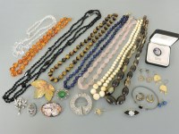 Lot 62 - A collection of costume jewellery