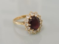 Lot 11 - A synthetic ruby and synthetic spinel cluster ring