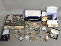 Lot 130 - A quantity of costume jewellery