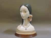 Lot 172 - A Lladro bust of a lady