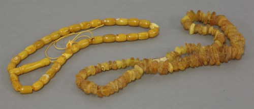 Lot 50 - A single row amber barrel bead necklace