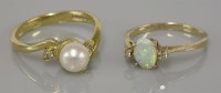 Lot 1 - An 18ct gold single stone cultured pearl crossover ring
