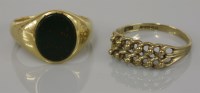 Lot 22 - An 18ct gold bloodstone signet ring