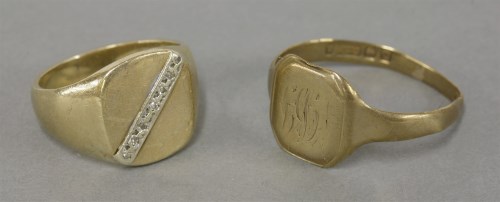 Lot 26 - A 9ct gold signet ring