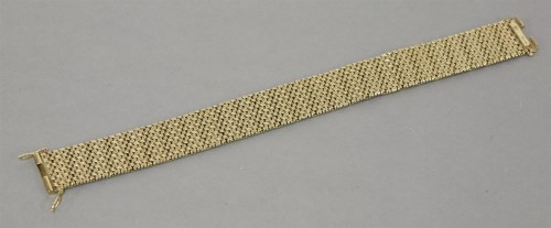 Lot 29 - A 9ct gold Milanese bracelet