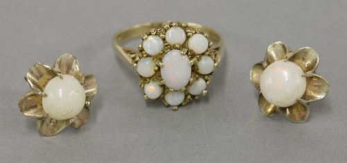 Lot 15 - A 9ct gold opal cluster ring