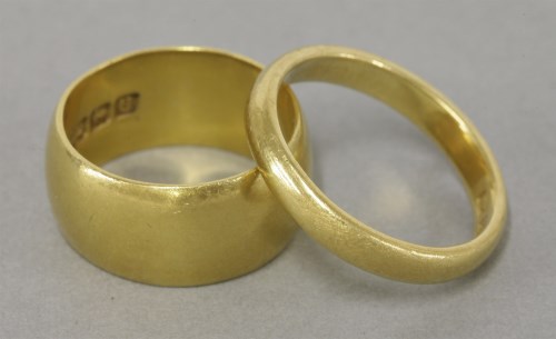 Lot 30 - A 22ct gold wedding ring
