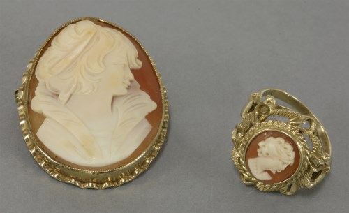 Lot 20 - A 9ct gold shell cameo brooch