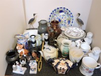 Lot 221 - A collection of miscellaneous ceramics
