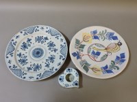 Lot 365 - A Delft blue and white charger