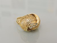 Lot 27 - A gold mesh crossover bombé ring