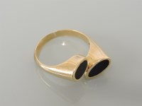 Lot 26 - A gold crossover ring