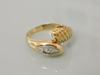 Lot 25 - A gold crossover ring