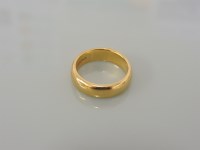 Lot 24 - A 22ct gold wedding ring