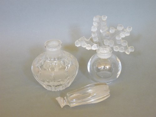 Lot 193 - A modern Lalique scent bottle and stopper