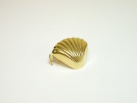 Lot 38 - A gold clam shell gatherer