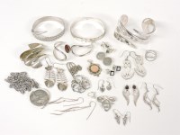 Lot 25 - A small quantity of silver jewellery