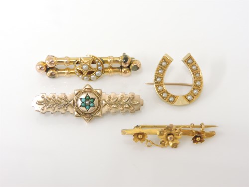 Lot 16 - A 9ct gold split pearl and turquoise bar brooch