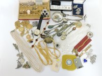 Lot 21 - A quantity of costume jewellery