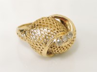 Lot 10 - A gold mesh crossover bombé ring