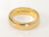 Lot 12 - A 22ct gold wedding ring