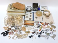 Lot 53 - A box of mixed costume jewellery