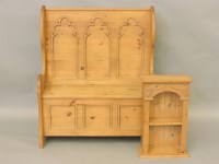 Lot 479 - A small pine settle