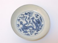 Lot 154 - A Chinese blue and white dragon dish